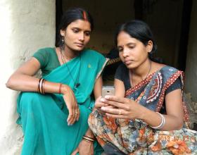 An ASHA uses a CommCare app on mobile phone to counsel her pregnant client. Src - Satish Srivastava/Catholic Relief Services. 